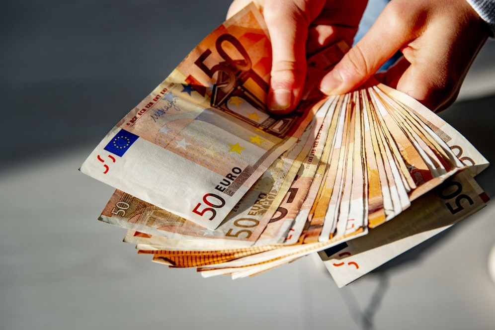 Neun Prozent Lohnerhöhung, weniger Arbeitsstunden – zahlreiche Angestellte bekommen diesen Bonus.