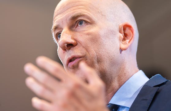 Arbeitsminister Martin Kocher (ÖVP) meldet weiter rückläufige Arbeitslosenzahlen für Österreich. 