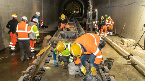 400 Menschen arbeiten derzeit im Tunnel, bis zu zehn Triebfahrzeuge bringen die Arbeiter und das Material täglich in die Röhre, sieben Tage die Woche, im Mehrschichtbetrieb.