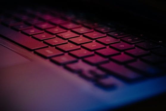 Leider lauern im Internet heute viele Gefahren für die eigenen Daten. Um finanzielle Schäden zu vermeiden, sollten Nutzer Vorsichtsmaßnahmen ergreifen. 