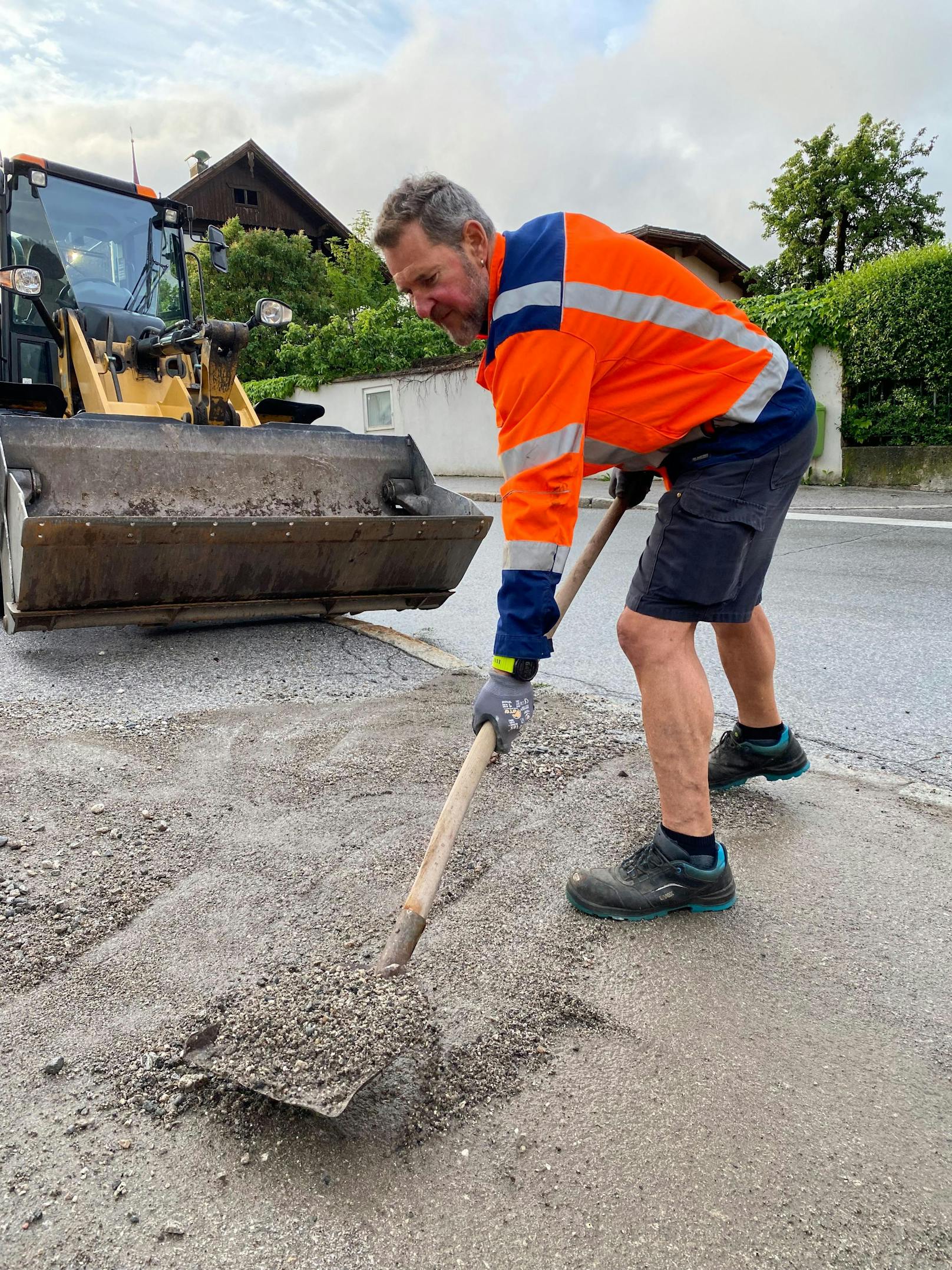 Reinigung einer verdreckten Straße in Jenbach nach Unwettern am 23. Mai 2022.
