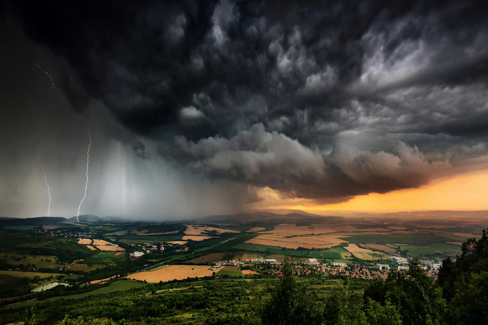Ein heftiges Gewitter zieht über das Land. (Symbolbild)