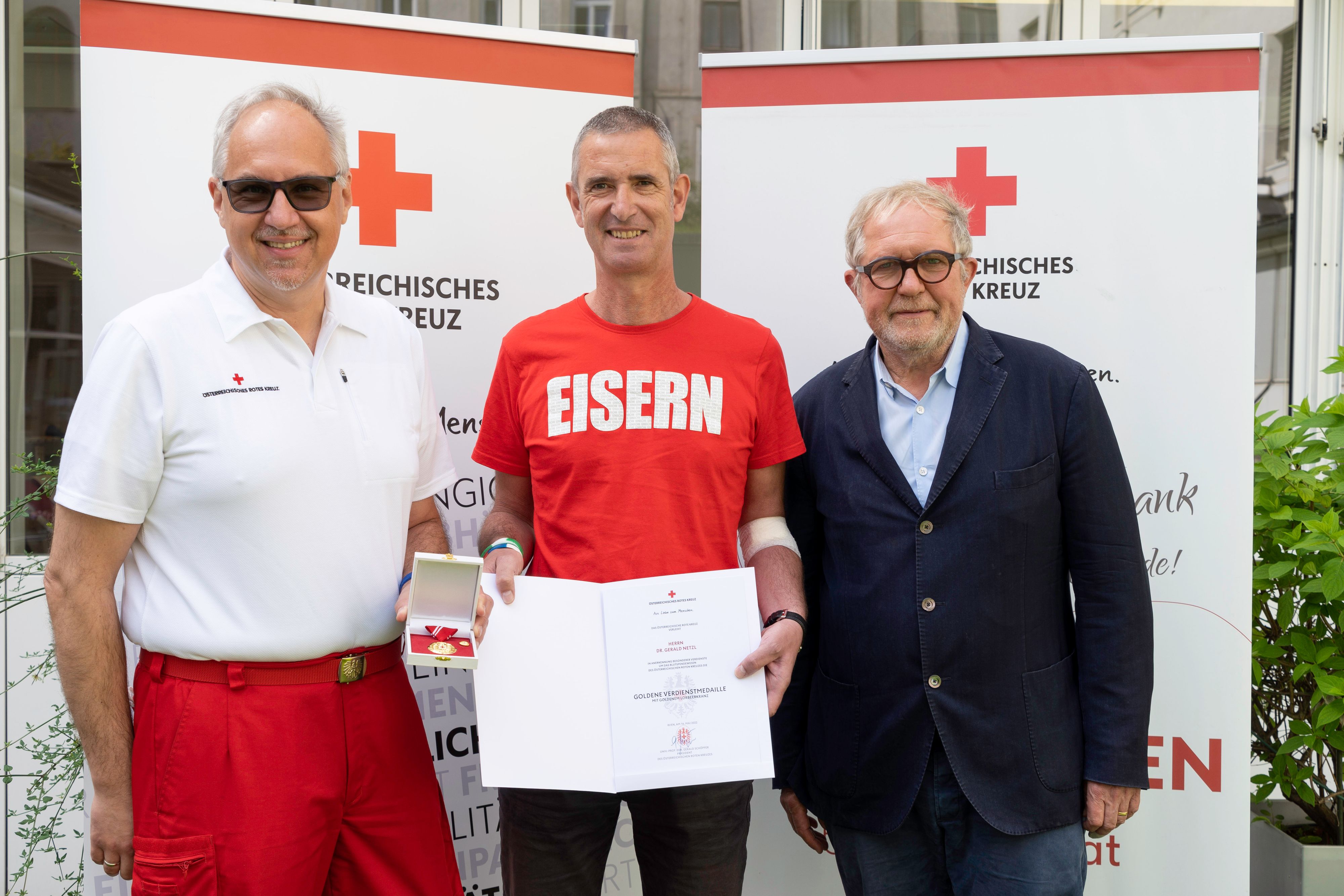 Über 70 Liter Blut hat Gerald Netzl seit seinem 18. Lebensjahr bereits gespendet. Schauspieler Harald Krassnitzer gratulierte dem 53-Jährigen zu diesem Anlass höchst persönlich und ging auch gleich selbst zur Blutspende. 