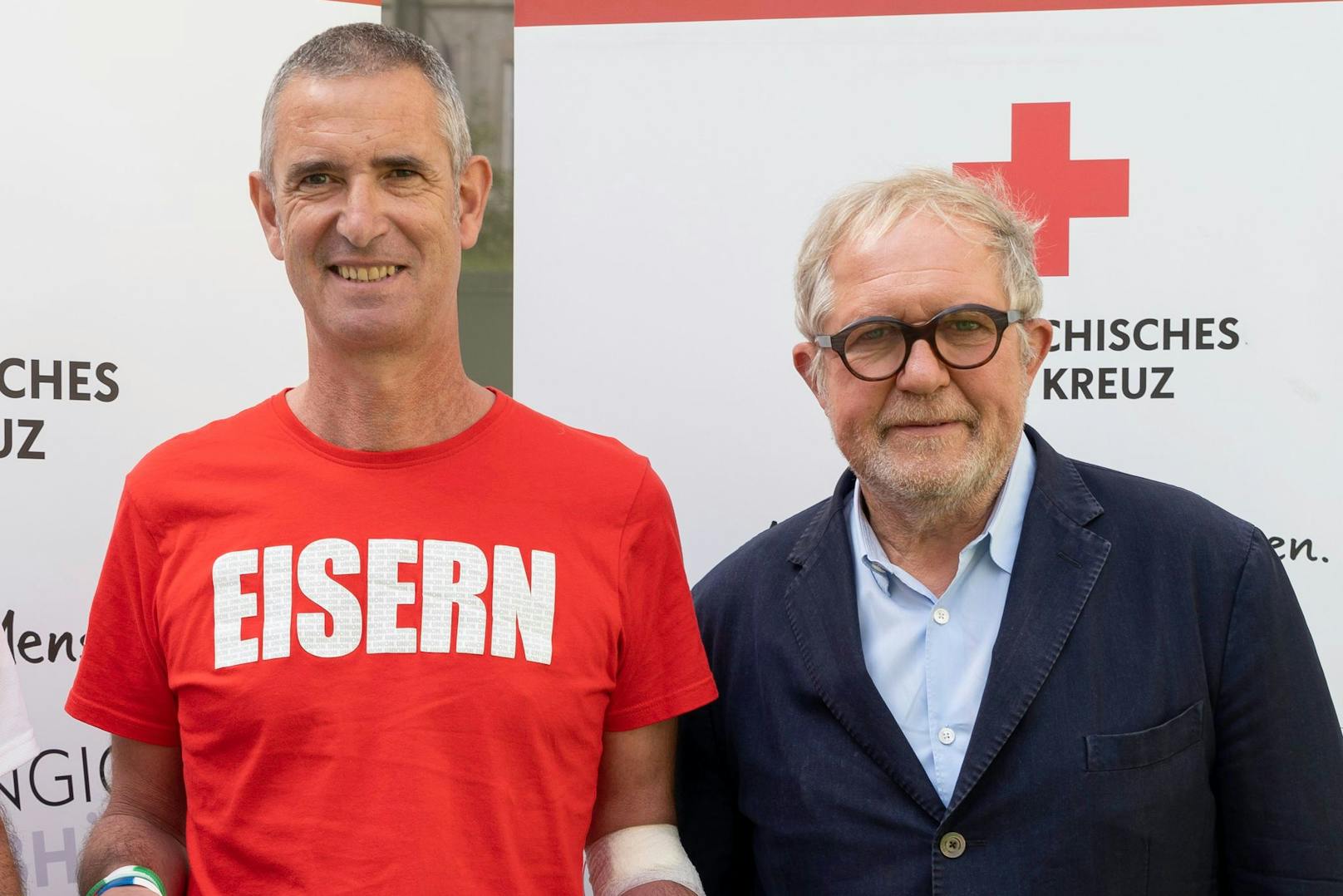Über 70 Liter Blut hat Gerald Netzl seit seinem 18. Lebensjahr bereits gespendet. Schauspieler Harald Krassnitzer gratulierte dem 53-Jährigen zu diesem Anlass höchst persönlich und ging auch gleich selbst zur Blutspende. 
