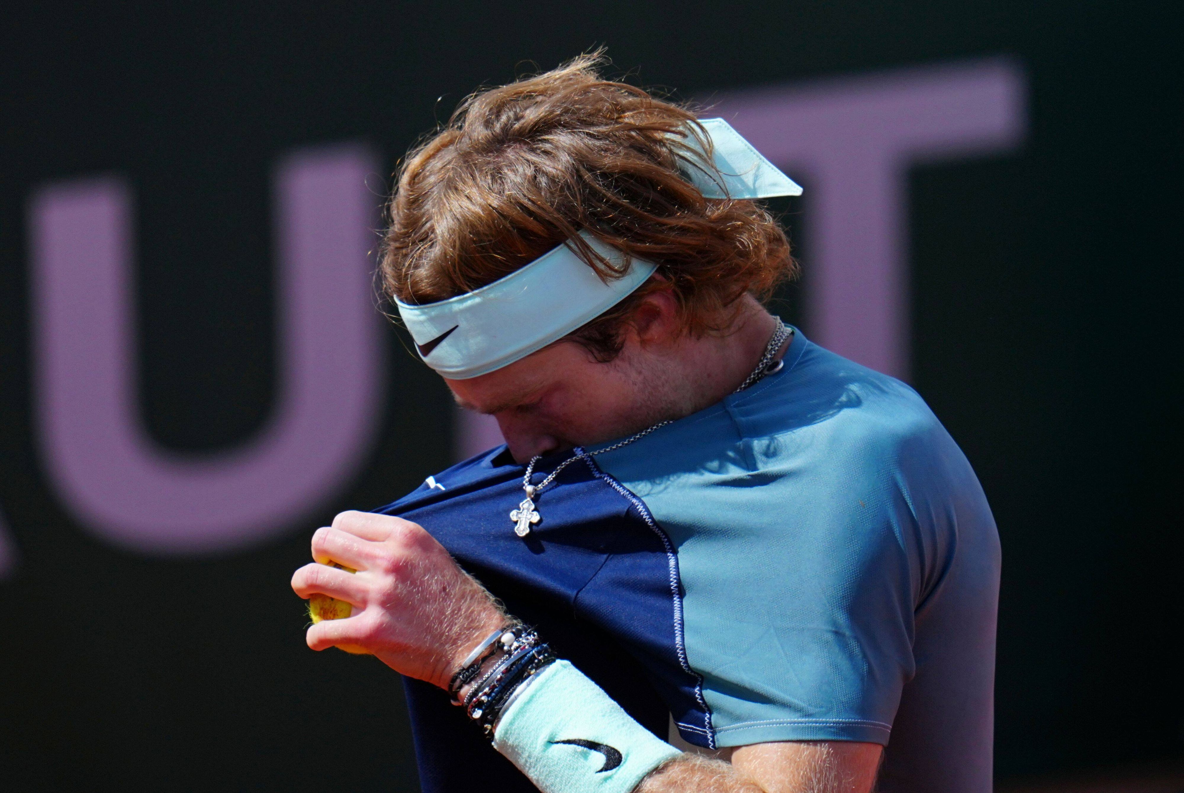 Andrej Rublew verlor auf dem Tennisplatz die Beherrschung, verfehlte einen Helfer nur knapp. 