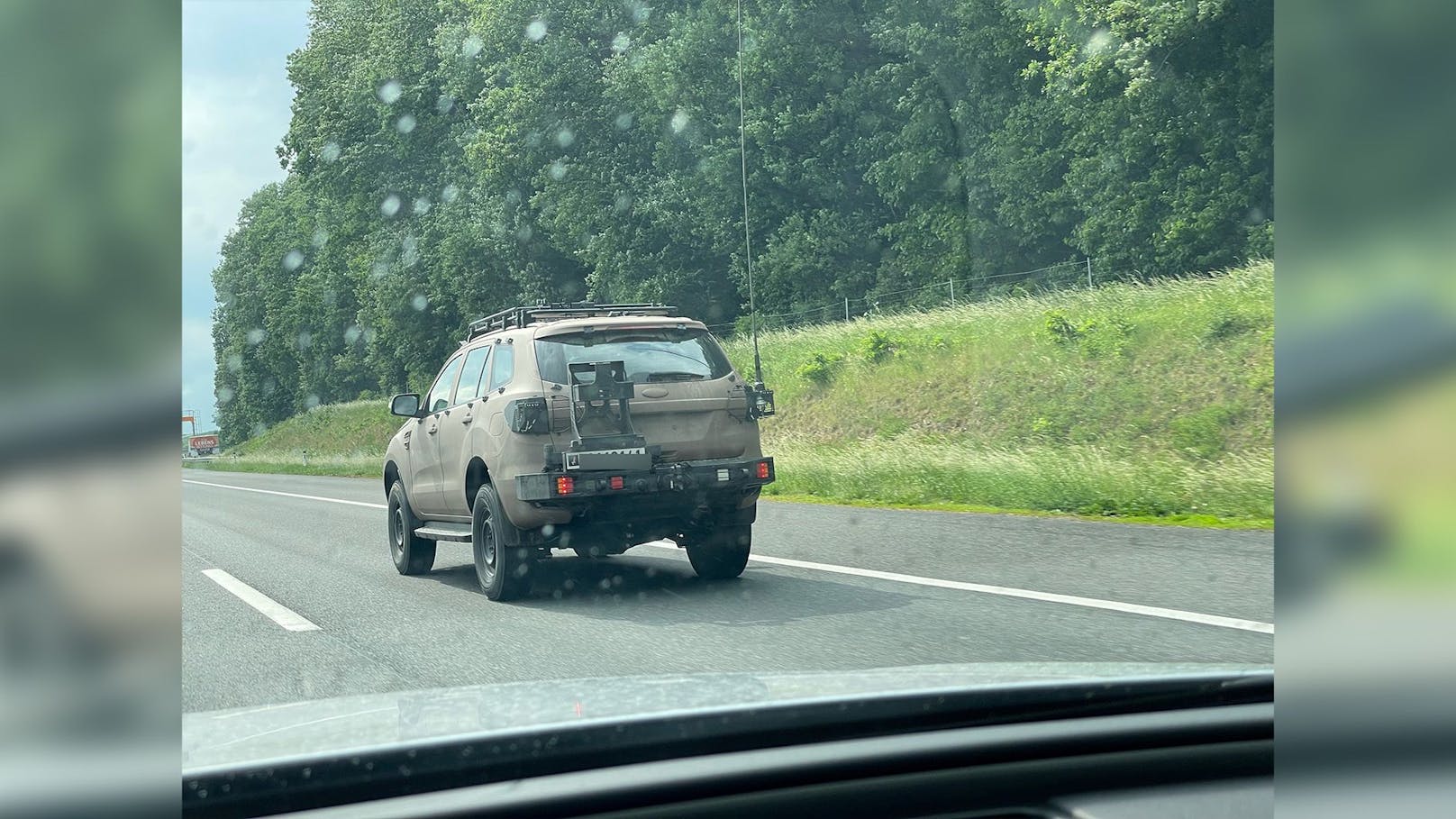 Dieses skurrile Fahrzeug wurde am Dienstag auf der Westautobahn gesichtet.