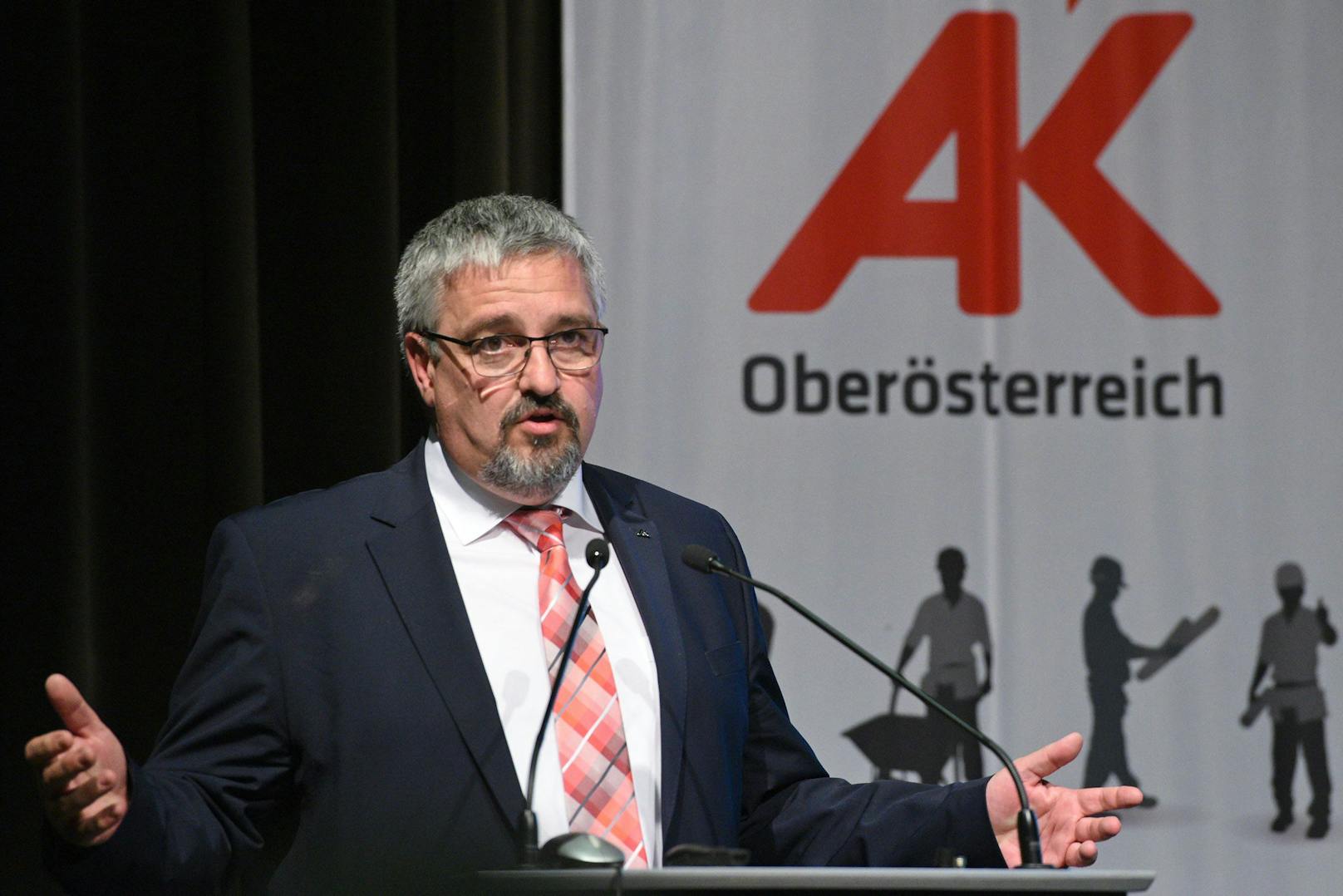 AK-OÖ-Präsident Andreas Stangl will Tausenden Menschen, darunter Kinder und Jugendliche, die Armut ersparen.