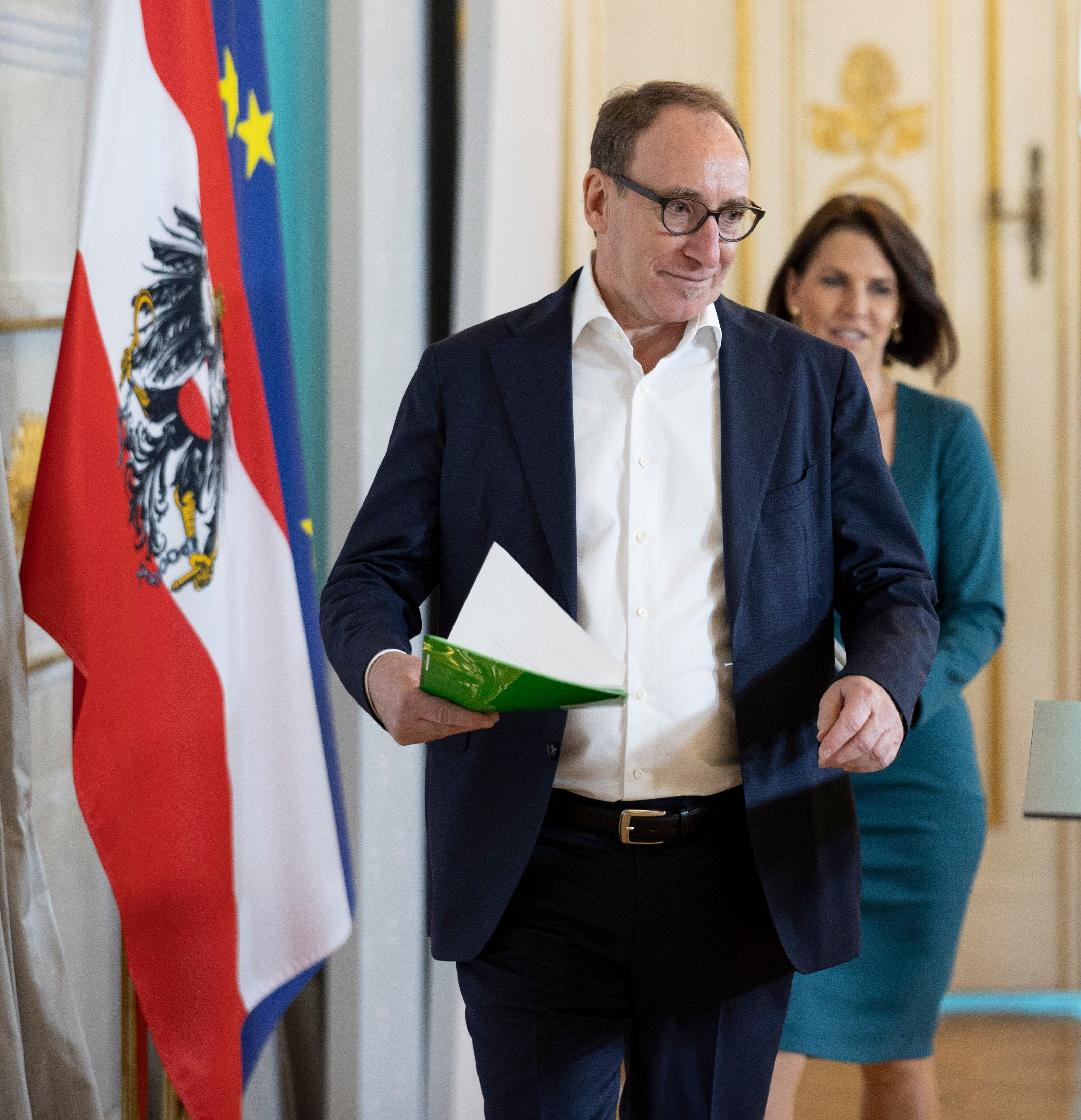 Gesundheitsminister Johannes Rauch (Grüne) und Verfassungsministerin Karoline Edtstadler (VP) verkündeten am 24. Mai 2022 das vorläufige Aus der FFP2-Maskenpflicht in Österreich.