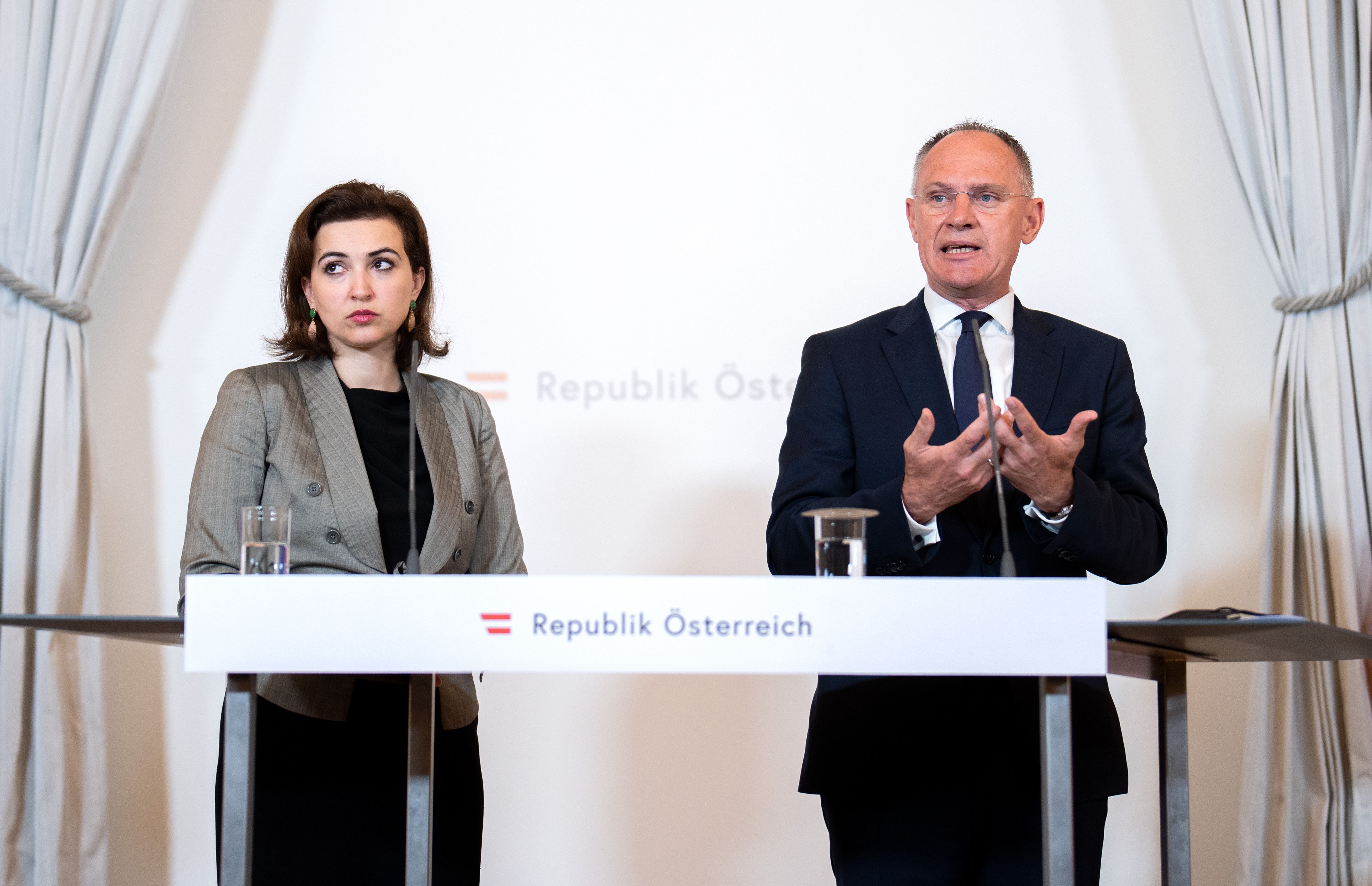 Justizministerin Alma Zadic (Grüne) und Innenminister Gerhard Karner (ÖVP) beim Pressefoyer nach einem Ministerrat im Bundeskanzleramt.