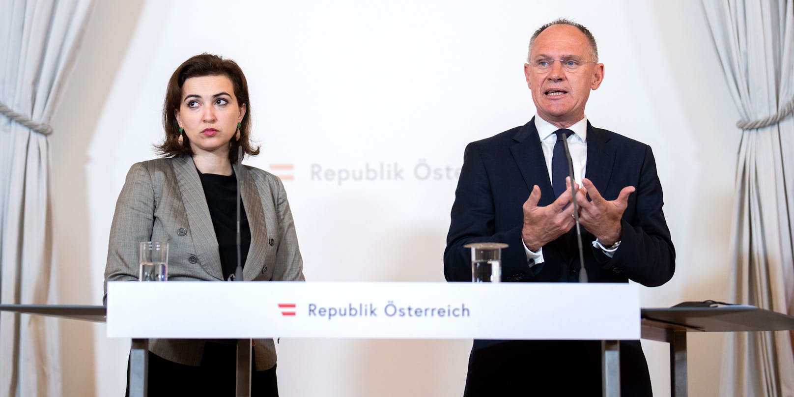 Justizministerin Alma Zadic (Grüne) und Innenminister Gerhard Karner (ÖVP) beim Pressefoyer nach einem Ministerrat im Bundeskanzleramt.