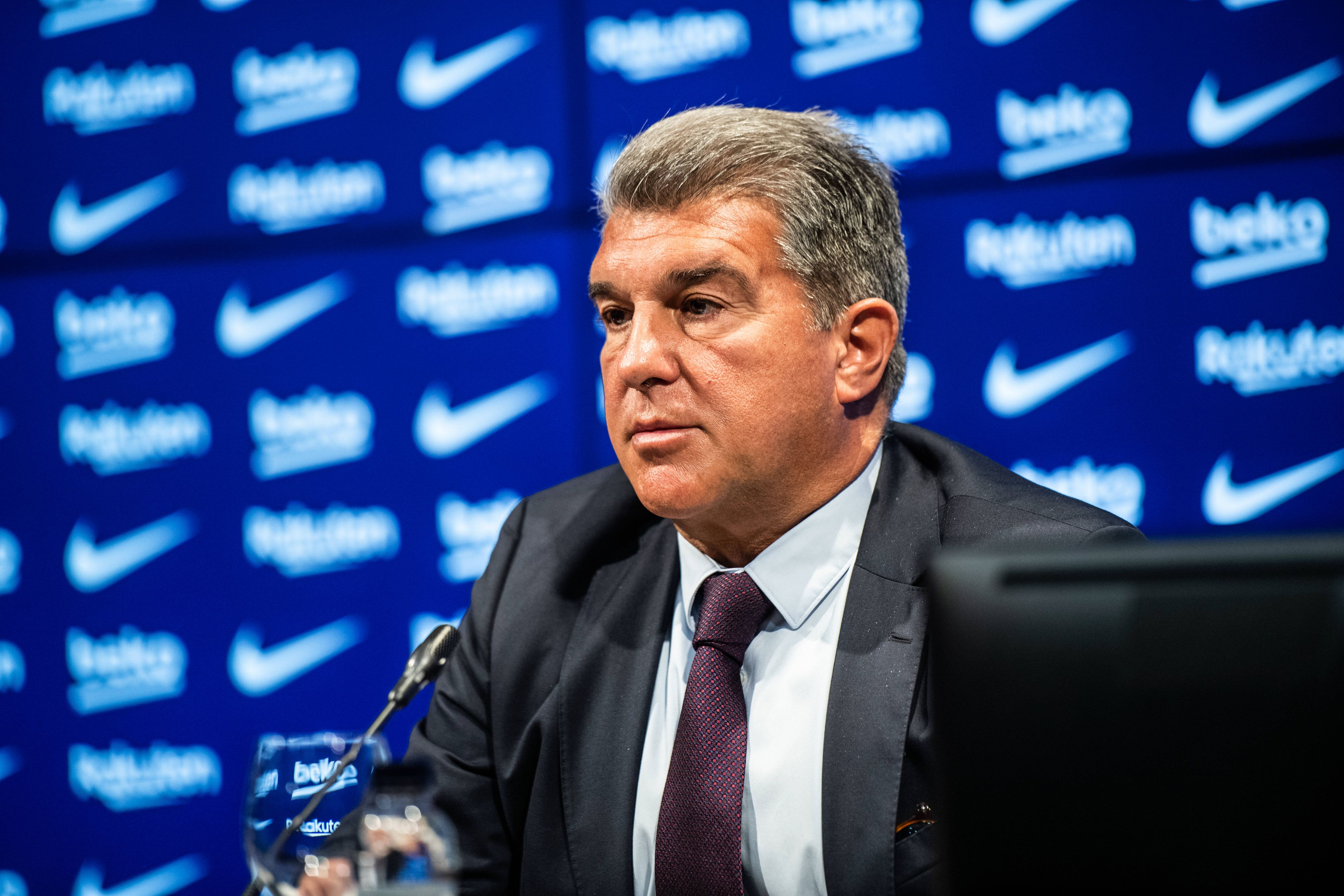 Barcelona-Präsident Joan Laporta greift Paris St.-Germain frontal an. 