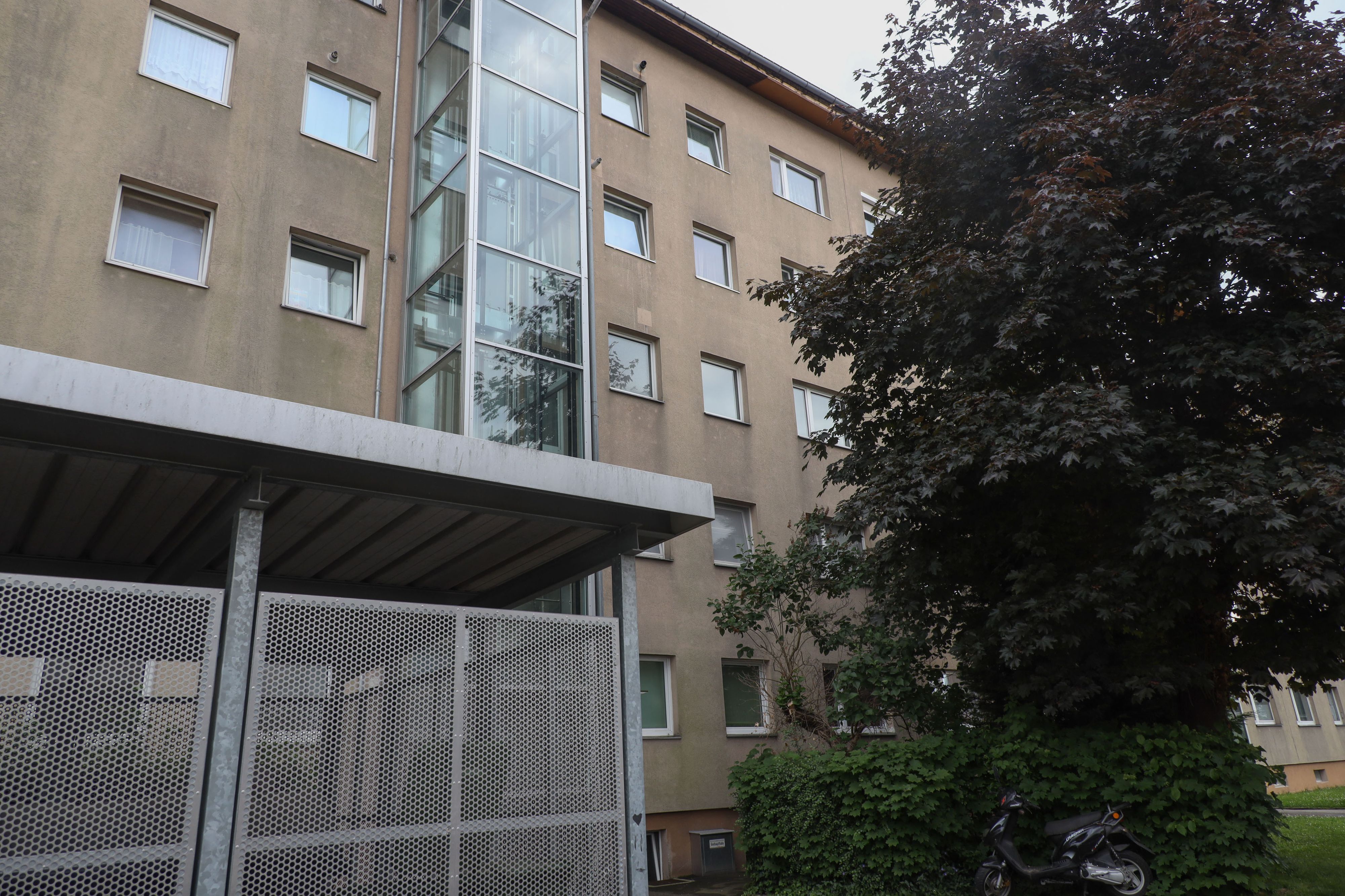 Das Kind stürzte aus dem Fenster in einen Kellerabgang