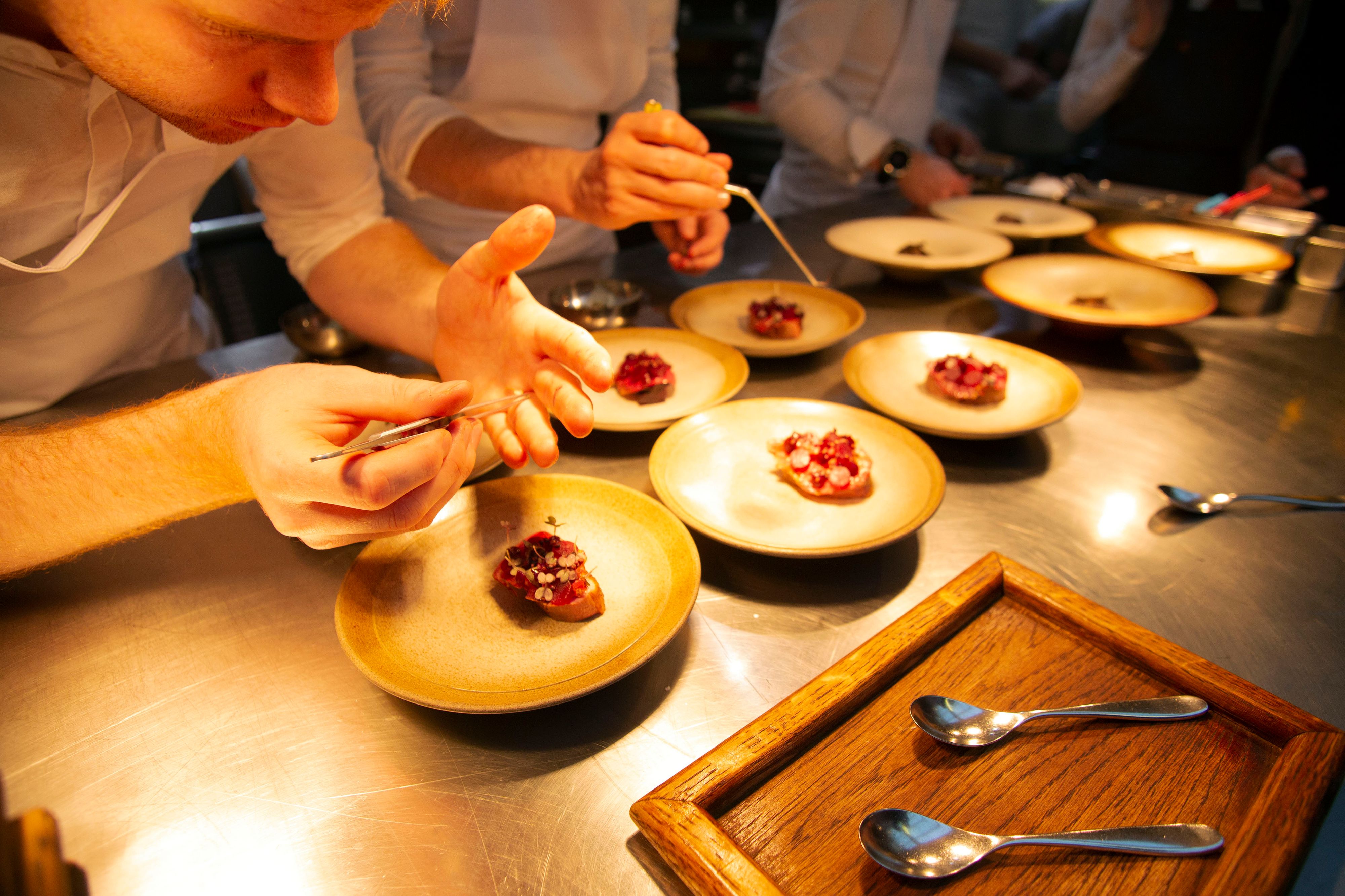 Download von www.picturedesk.com am 24.05.2022 (23:15).  When Simon Rogan and his family moved to Cumbria in 2002, the Lake District was famed for many reasons but food was not top of the menu. .Twenty years later their feted village restaurant, LEnclume, is at the centre of a mind-blowing culinary renaissance that has led some diners to compare Cumbria to international foodie havens such as Paris, San Sebastián and Copenhagen .Dishes are carefully prepared at LEnclume restaurant in the town of Cartmel in Cumbria, England. The Lake District restaurant has just become the eighth Michelin three-star establishment in the UK and the first in the north of England .© Richard Saker / Guardian / eyevine :...http://. - 20220217_PD30133 - Rechteinfo: Rights Managed (RM)