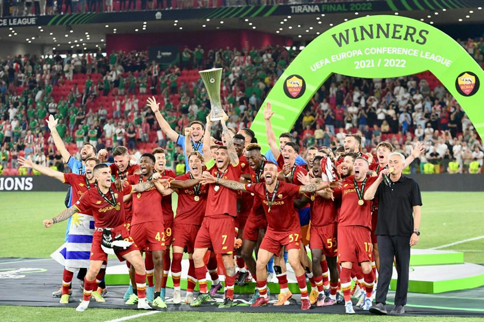 Die Roma gewinnt die Premiere der Conference League. 