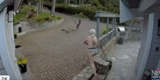 Stillende Frau rettet nackt ihre Gans vor Adlerangriff