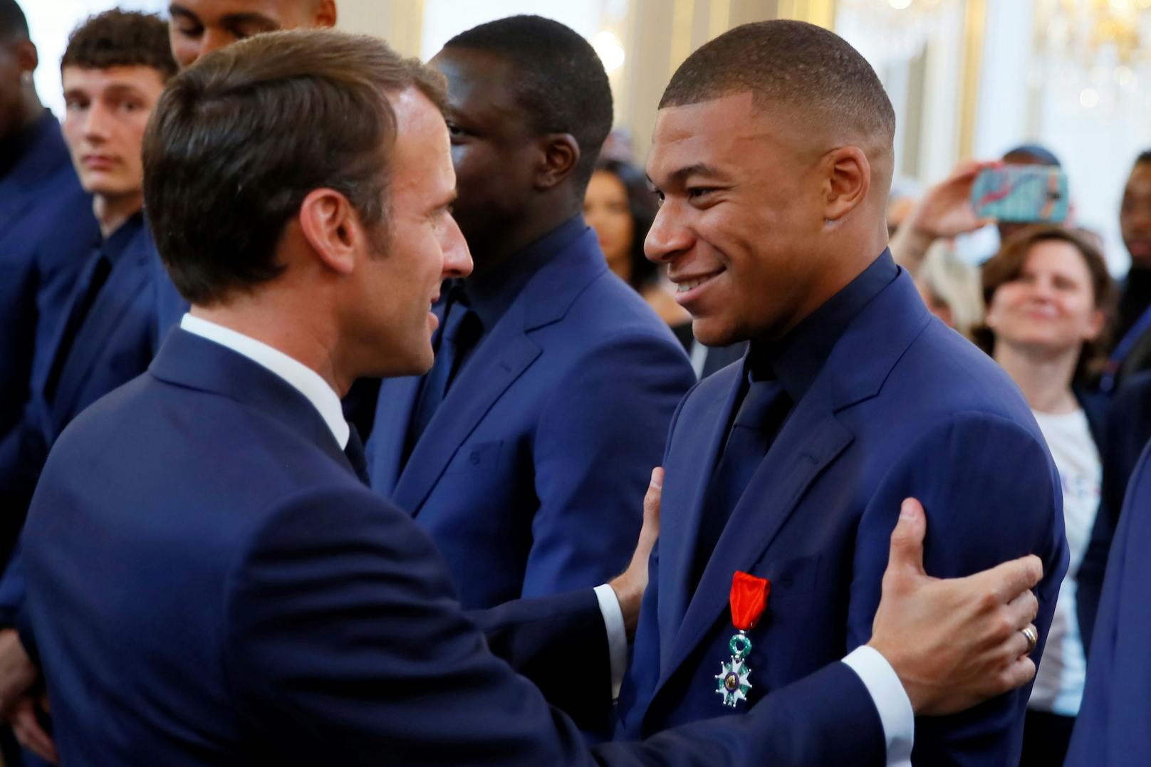 Der französische Staatspräsident Emmanuel Macron hatte bei der Verlängerung von Kylian Mbappe seine Finger im Spiel. 