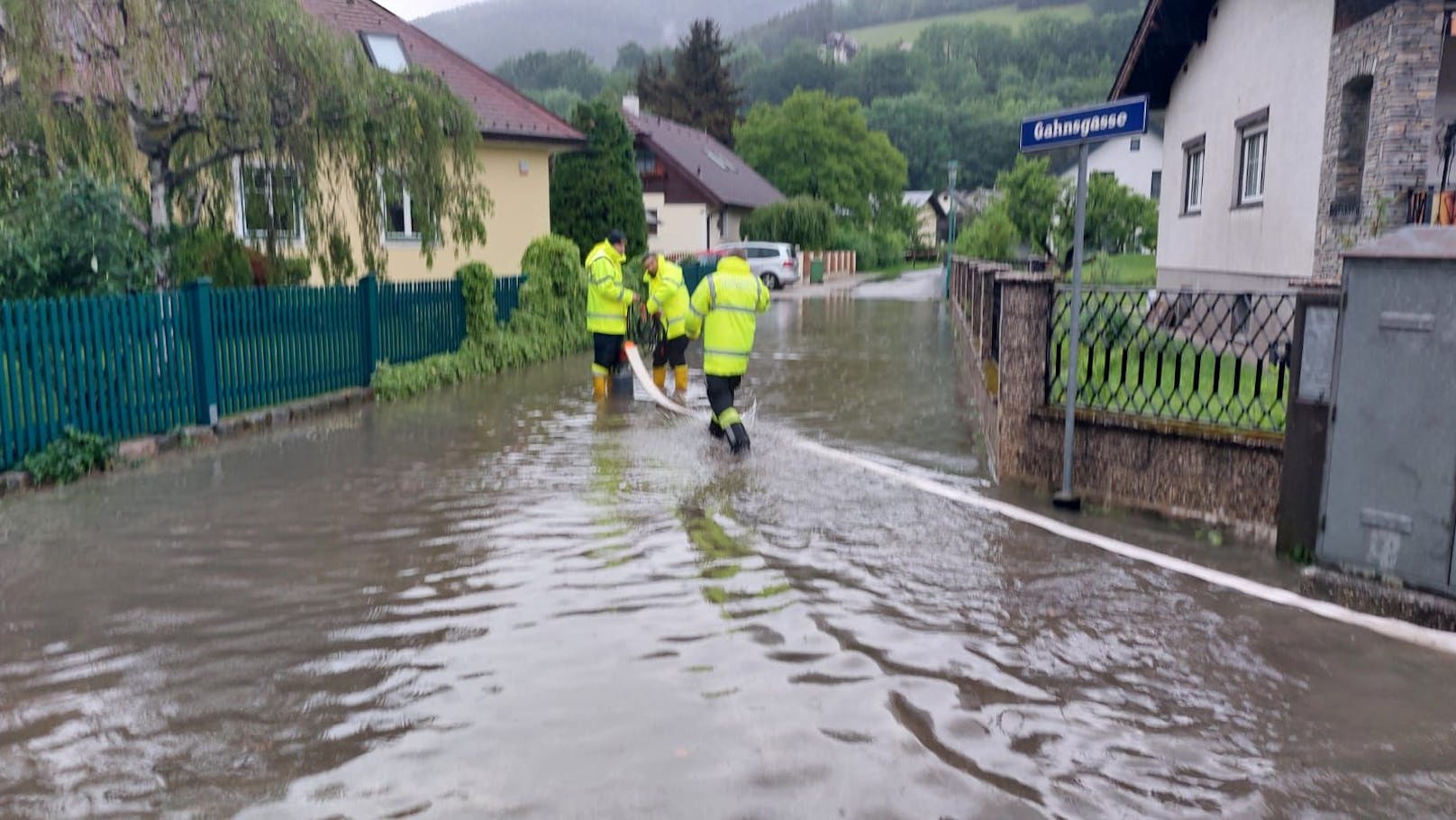 Die Feuerwehr wurde zu Auspumparbeiten gerufen.