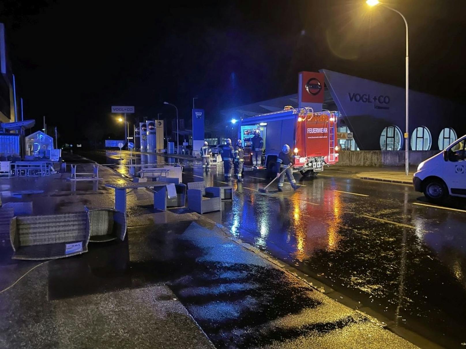 Aufräumarbeiten durch die Feuerwehr nach einem Unwetter in Oberwart, Burgenland. Symbolbild