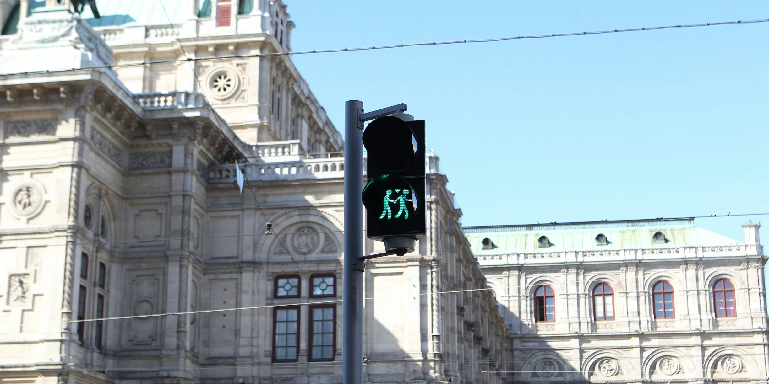 Man darf sich wieder näher kommen – die Corona-Ampel leuchtet wieder gelbgrün.