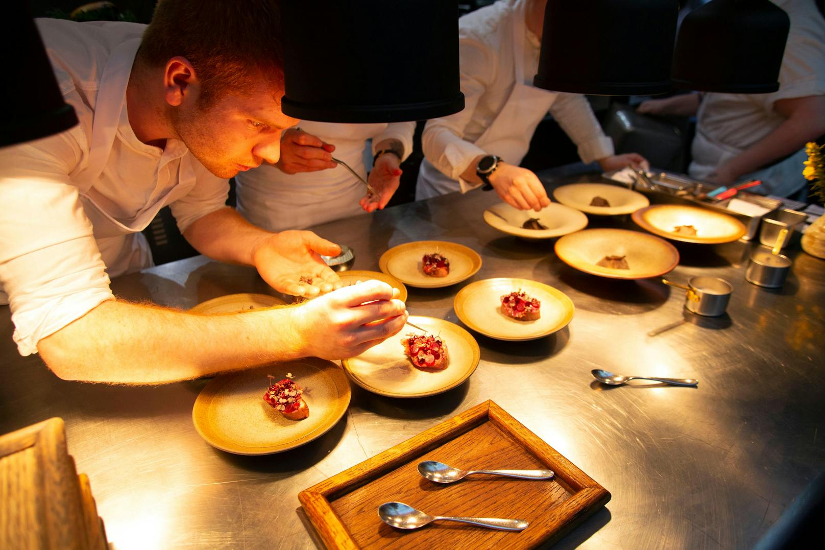 Das liege aber nicht an dem dritten Stern, den Restaurant kürzlich von den Restauranttestern des&nbsp;Guide Michelin&nbsp;verliehen bekommen habe, sondern an der Teuerungswelle.