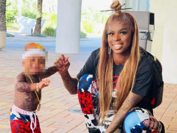 Die Mutter des Einjährigen hört trotz schwerer Anfeindungen nicht auf, Fotos von ihrem Baby mit Fake-Tattoos zu posten.