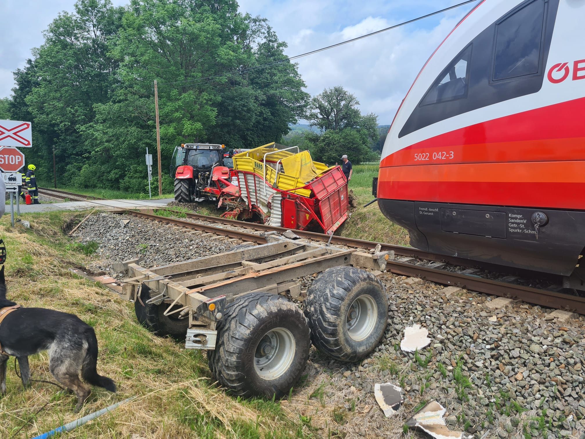 Ein Zug hat in Friedberg in der Steiermark einen Traktor erwischt. 