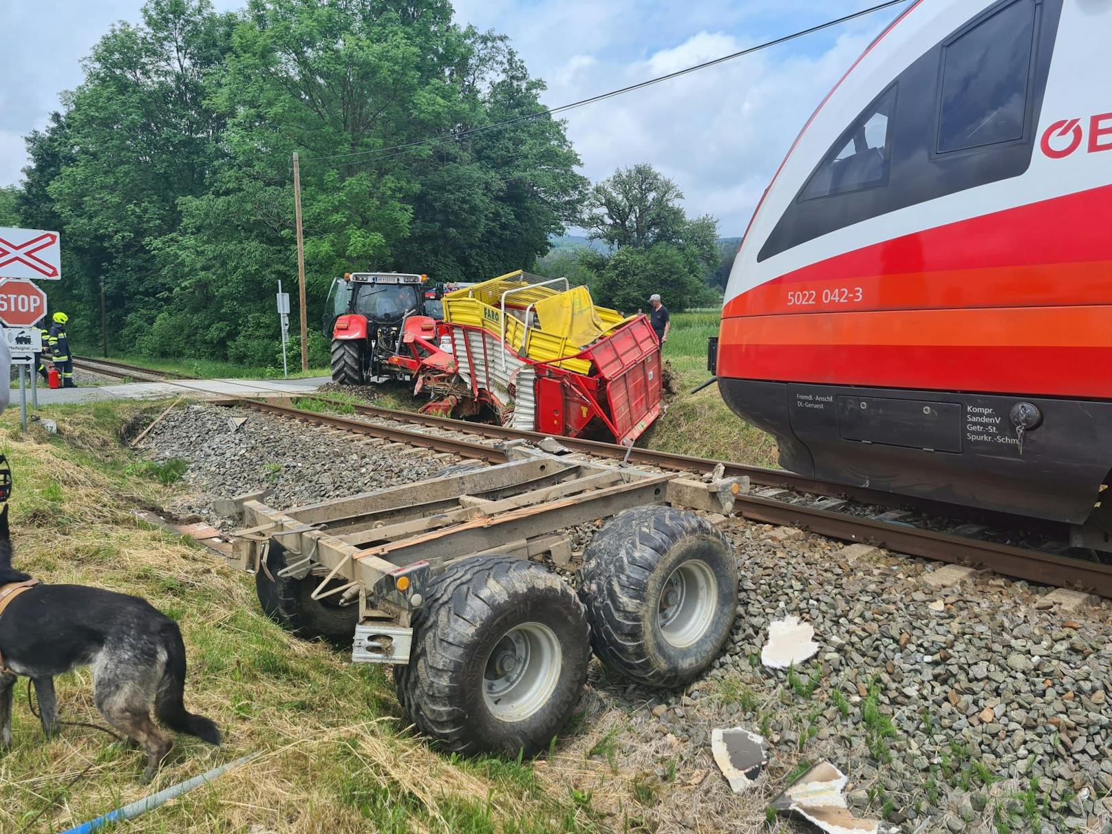 Ein Zug hat in Friedberg in der Steiermark einen Traktor erwischt. 
