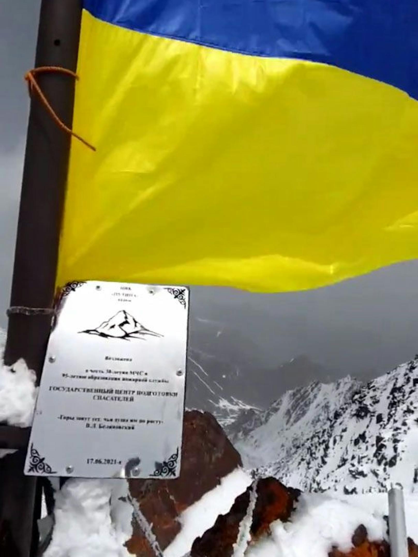 Nun haben unbekannte Kriegsgegner ausgerechnet dort eine ukrainische Fahne gehisst. <a target="_blank" data-li-document-ref="100208957" href="https://www.heute.at/g/putin-verhoehnt-auf-seinem-berg-weht-nun-ukraine-fahne-100208957">Alle Infos HIER &gt;&gt;</a>