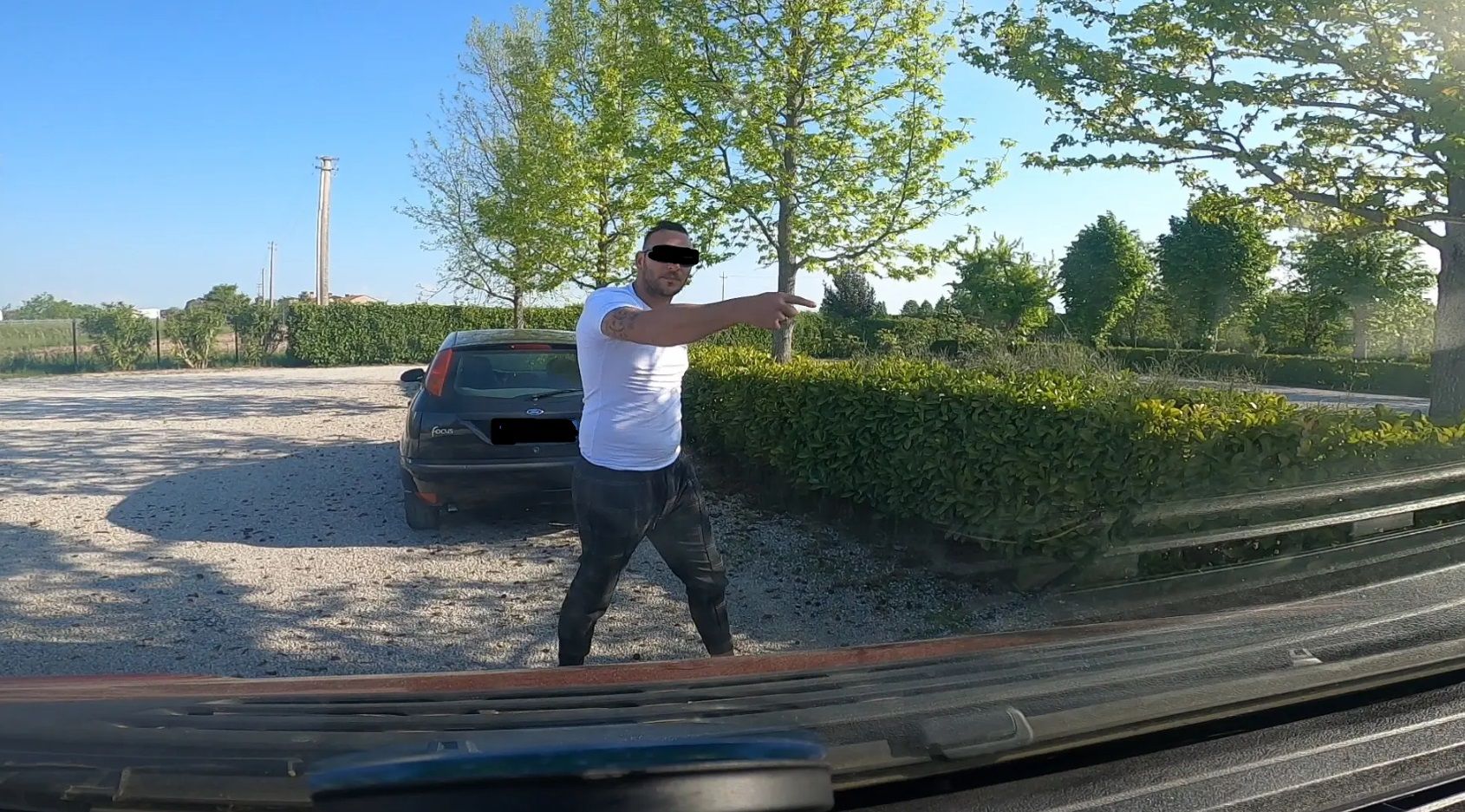 Ein Spiegeltrick-Betrüger auf frischer Tat ertappt.