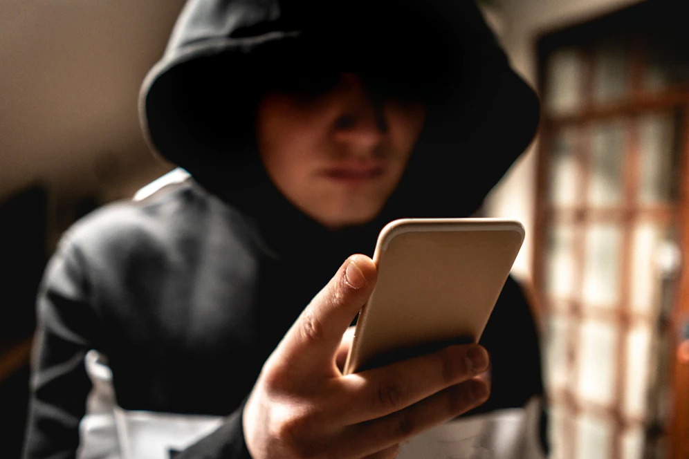 Ein Trio überfiel und beraubte den 16-jährigen Schüler.
