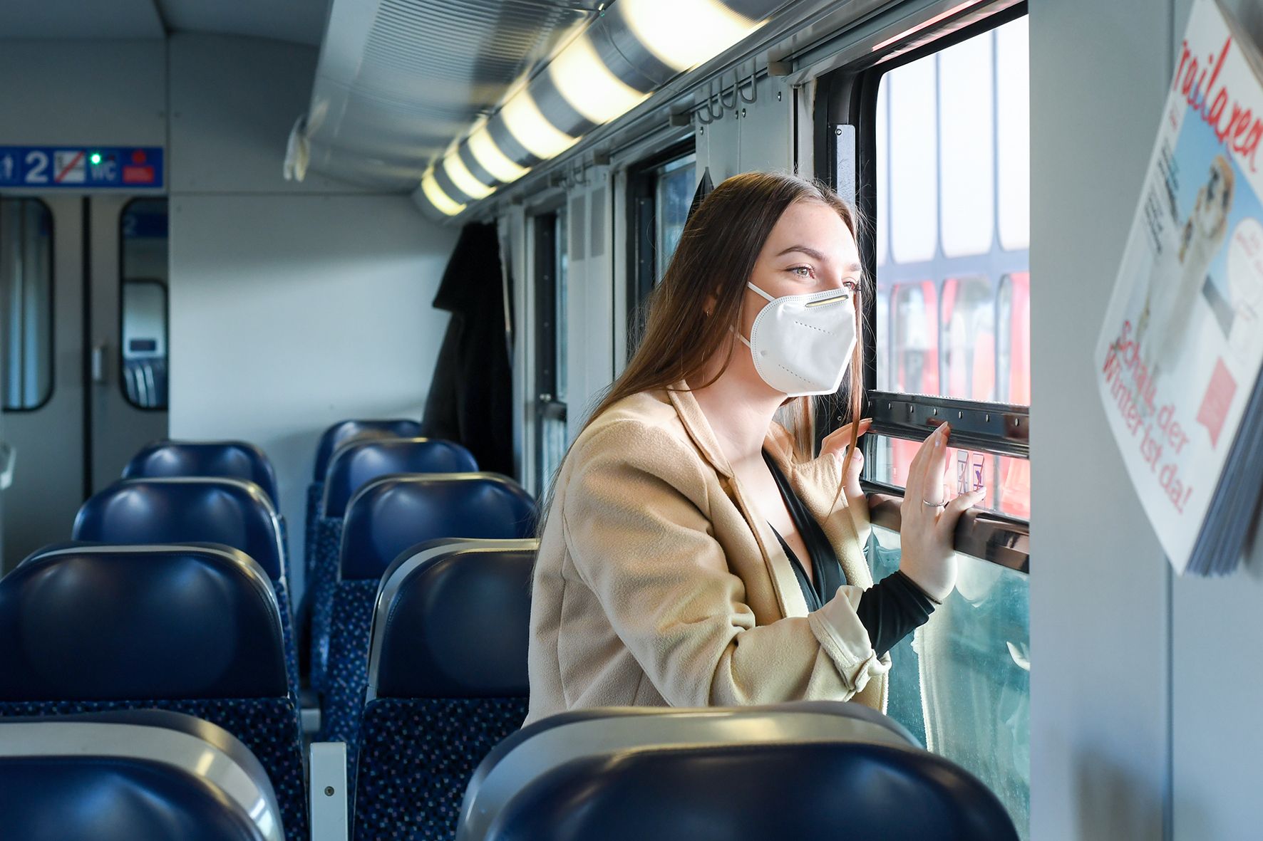 Es bleibt Pflicht in Wien: Dana (21) trägt die FFP2 Maske während der Zugfahrt.