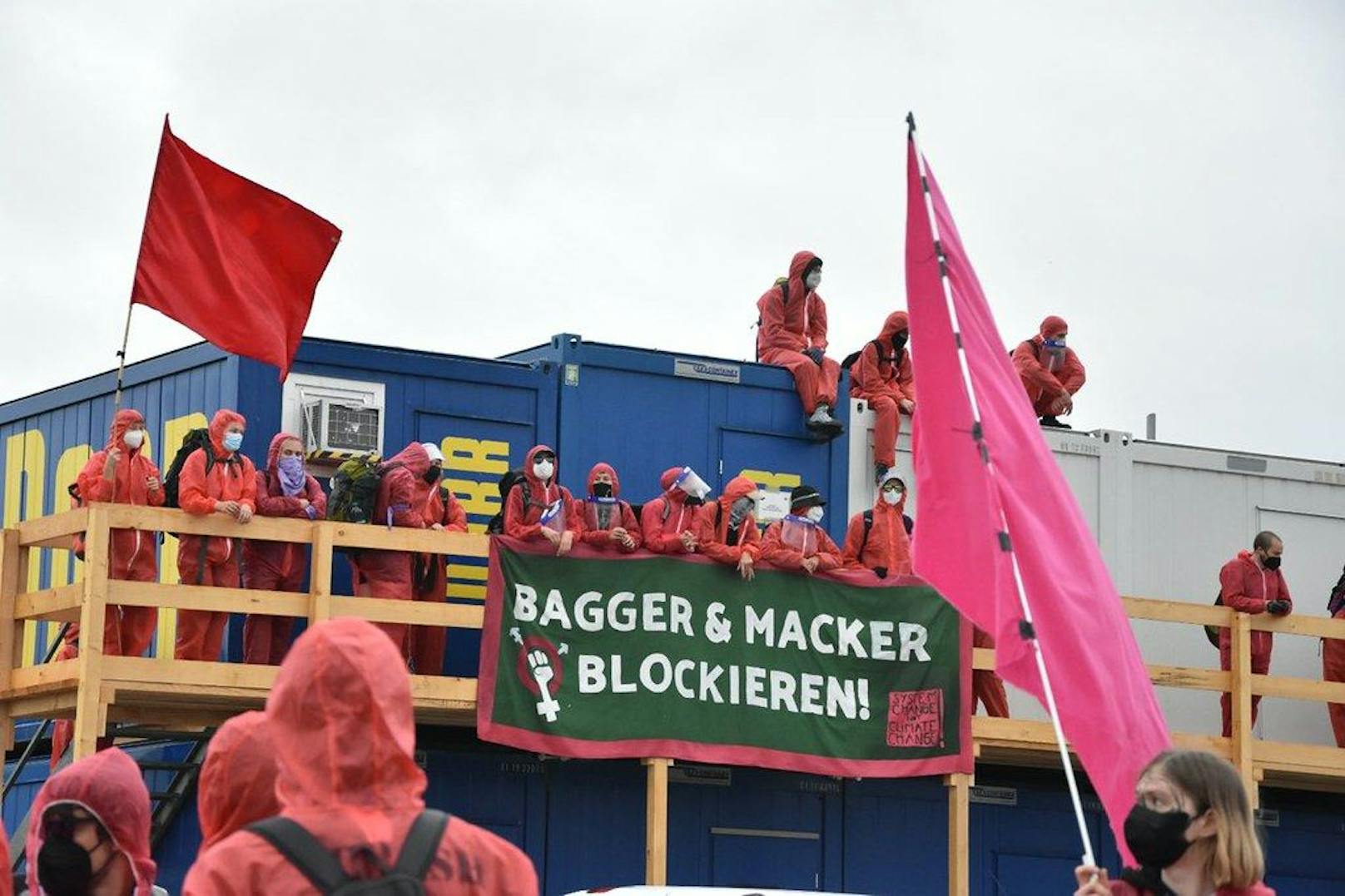 Die Aktivisten von "LobauBleibt" besetzten am Mittwoch die Baustelle in der Hausfeldstraße.