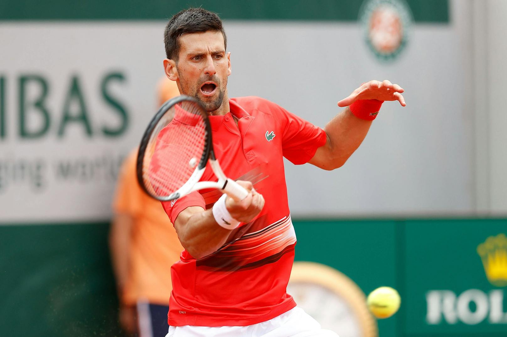 Novak Djokovic steht sicher in der dritten Runde der French Open. 