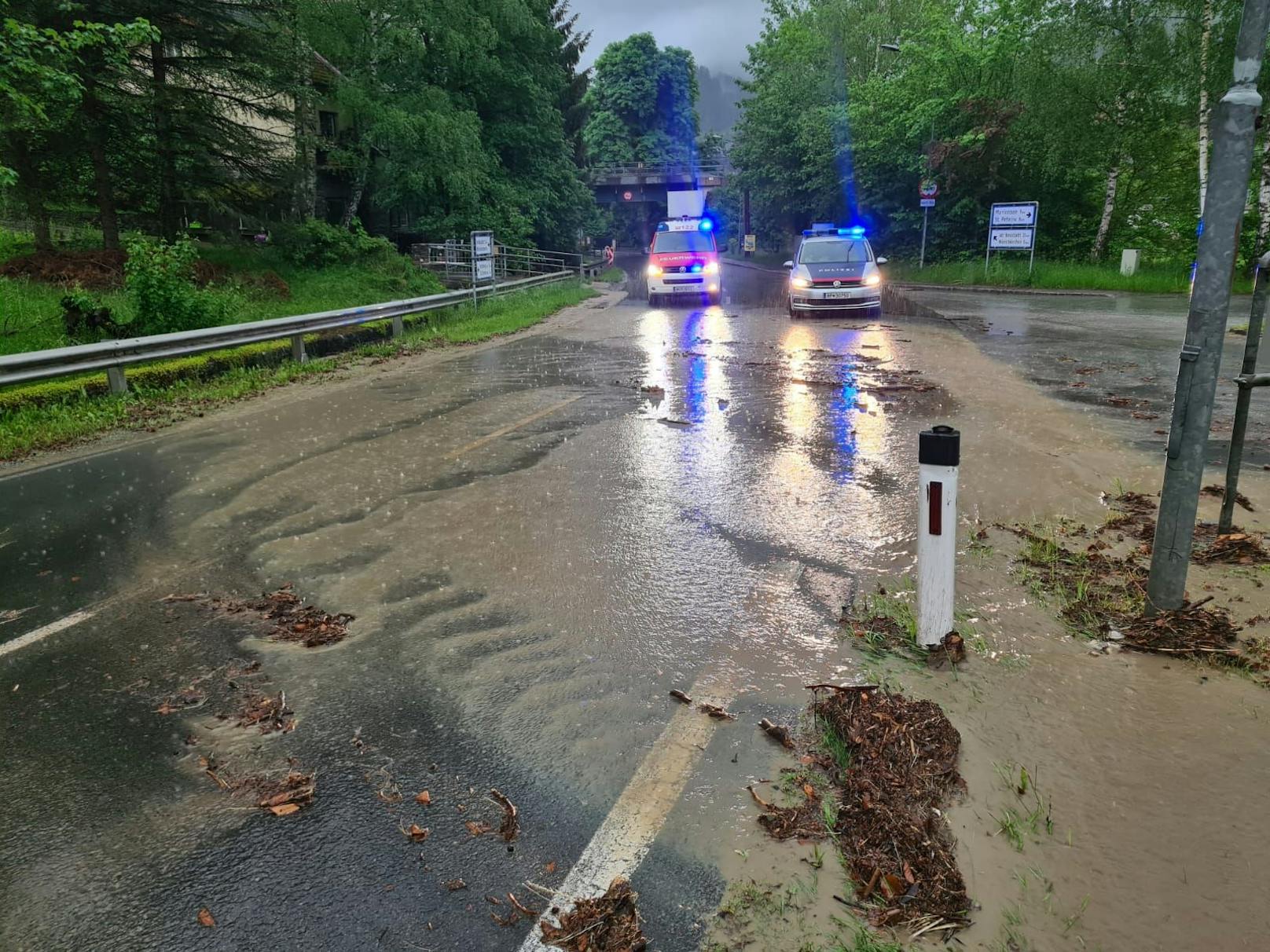 Platzregen spülte Schlamm auf die Straßen.