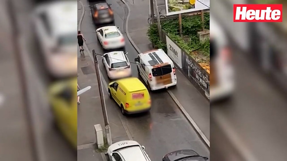 Der gestresste Autofahrer fuhr einfach auf dem Gehsteig.