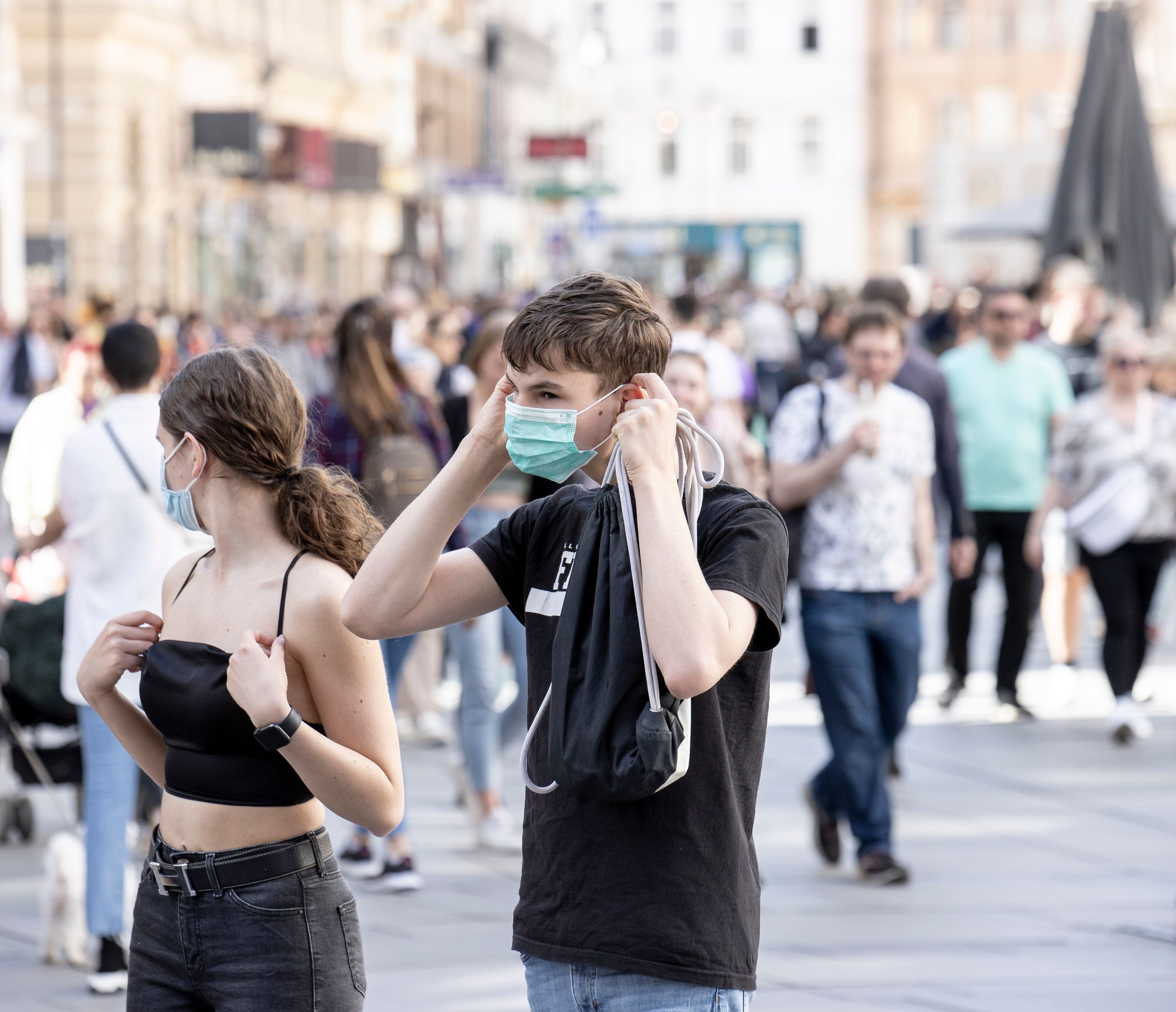Obohl die Coronazahlen sinken, bleibt Wien der Maskenplicht anders als Rest-Österreich treu.