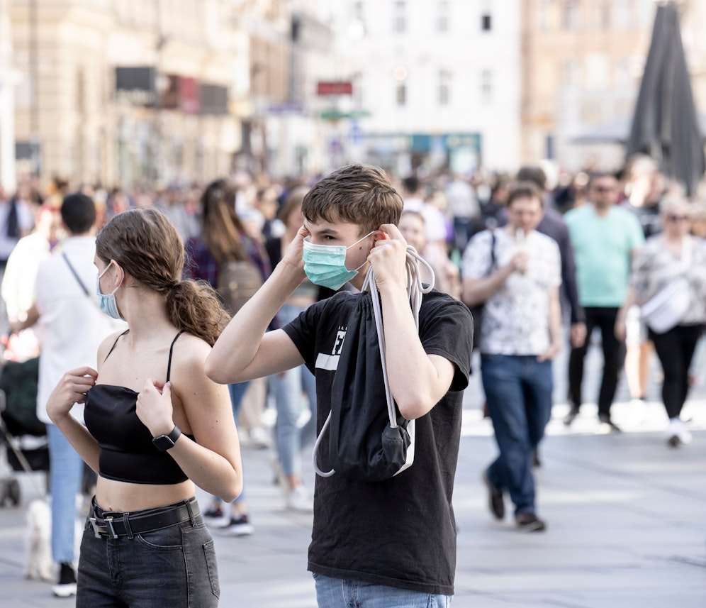 Obohl die Coronazahlen sinken, bleibt Wien der Maskenplicht anders als Rest-Österreich treu.