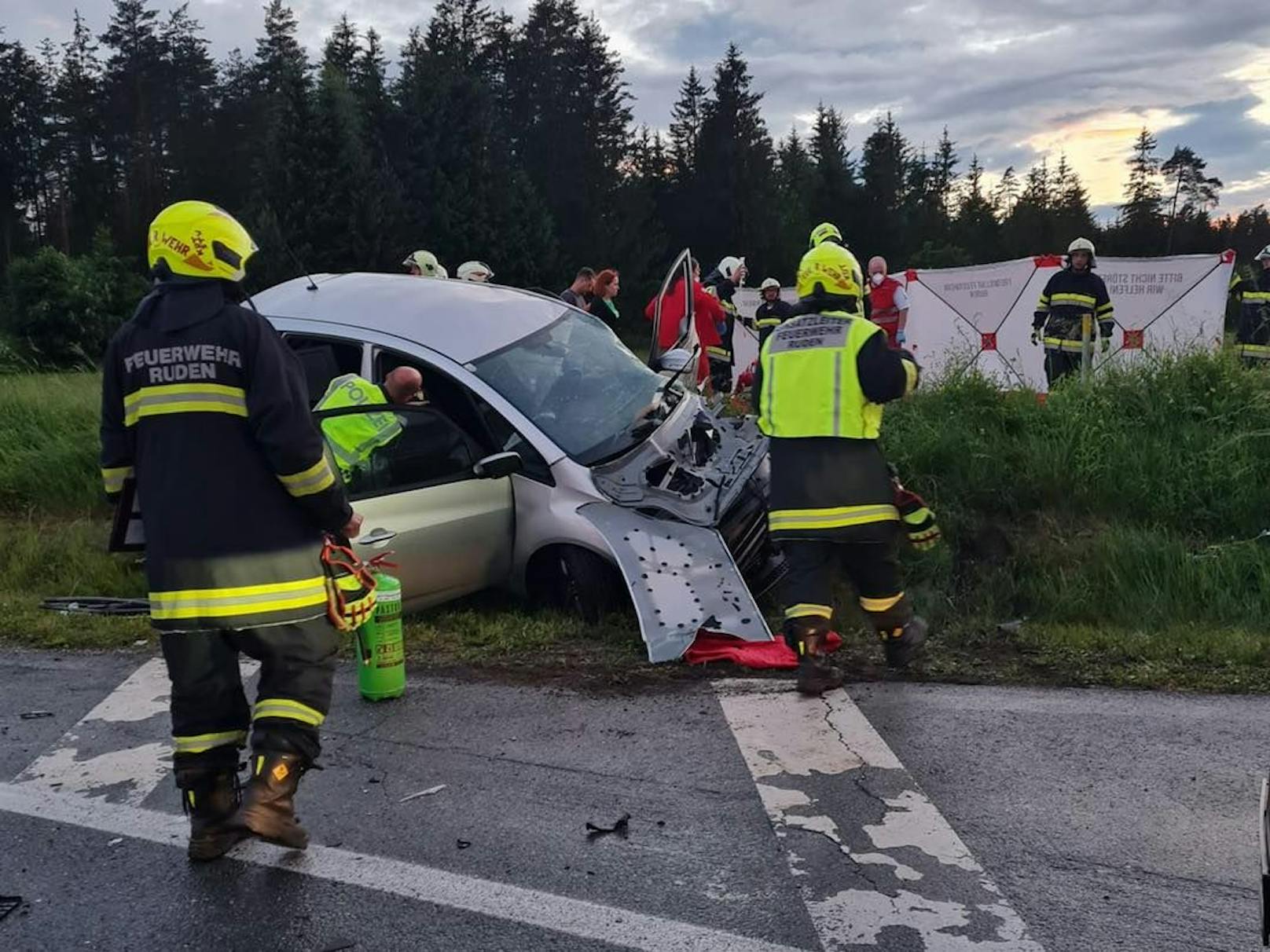 Die Lenkerin (73) und ihre Beifahrerin (21) erlitten beim Unfall schwere Verletzungen.