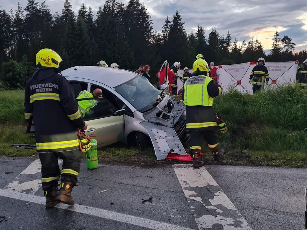 Heute.at - Schwerer Crash – zwei Personen in kritischem Zustand