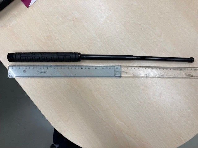 Der 18-Jährige wurde vorläufig festgenommen, die Waffe von den Beamten sichergestellt.