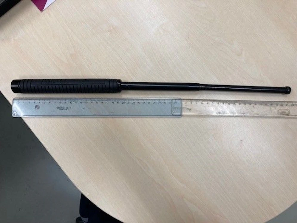 Der 18-Jährige wurde vorläufig festgenommen, die Waffe von den Beamten sichergestellt.