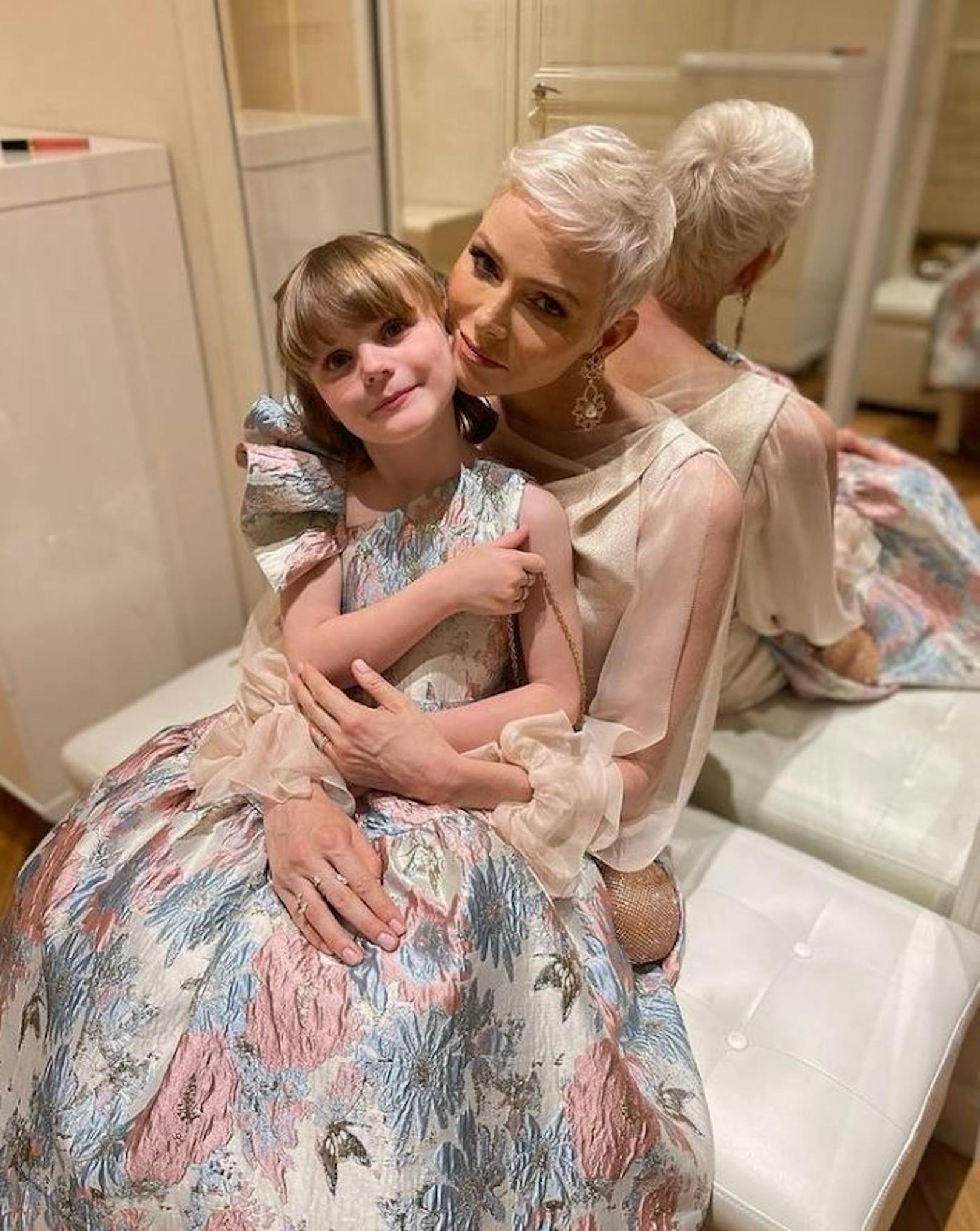 Charlène von Monaco mit ihrer Tochter Gabriella. Fans finden, dass die Fürstin sehr traurig aussieht.