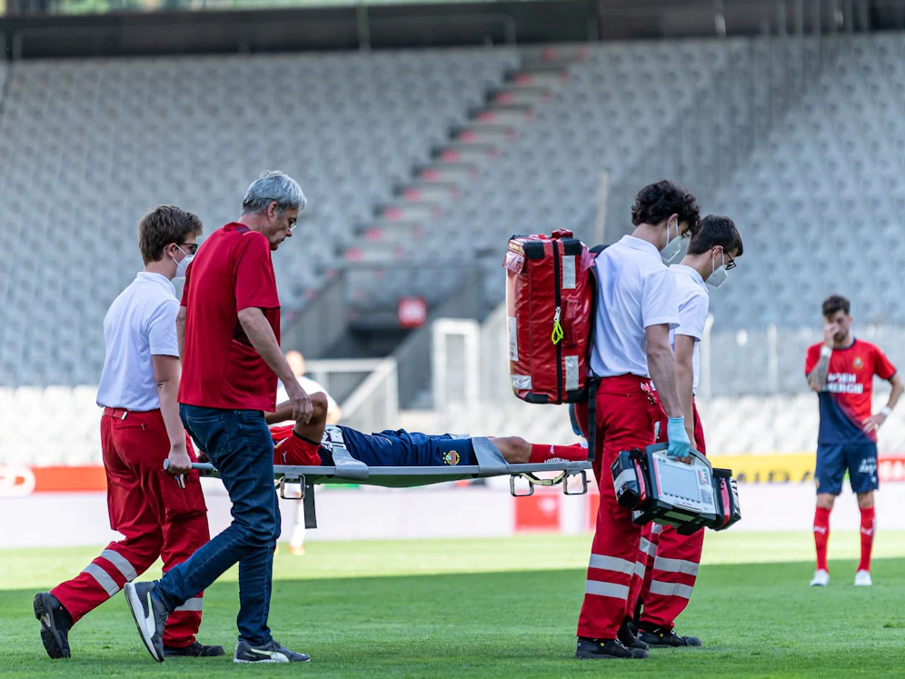 Maxi Hofmann wird in Innsbruck vom Feld getragen.