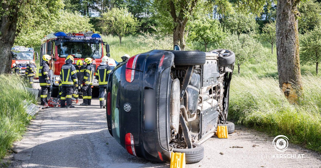 Der Volkswagen blieb auf der Seite liegen.