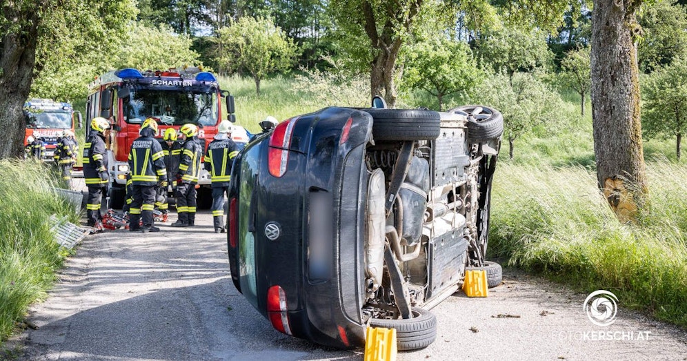 Der Volkswagen blieb auf der Seite liegen.