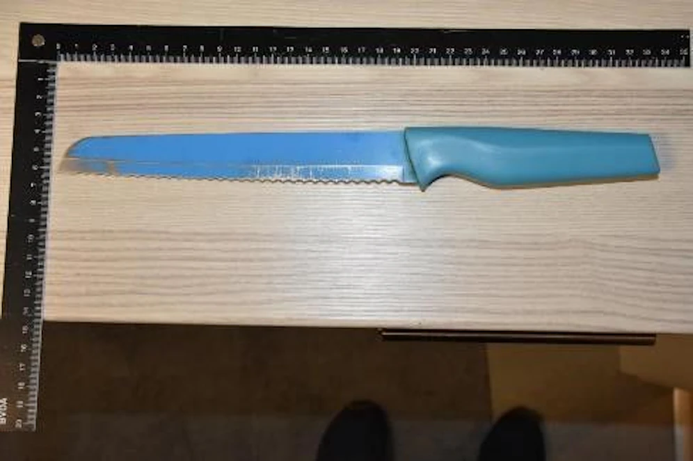Mit diesem Messer soll der Mann seine Lebensgefährtin am Kopf verletzt haben.