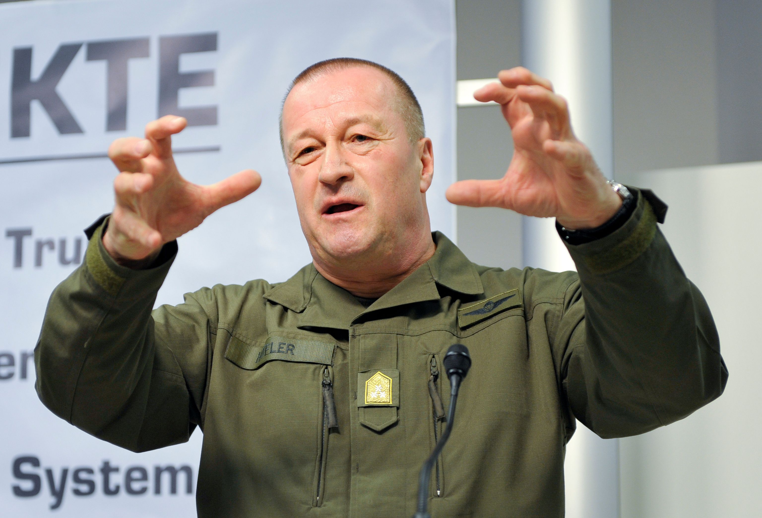 Der frühere Streitkräftekommandant, Generalleutnant Günter Höfler, fordert eine Debatte über die NATO und die österreichische Neutralität.  Archivbild. 