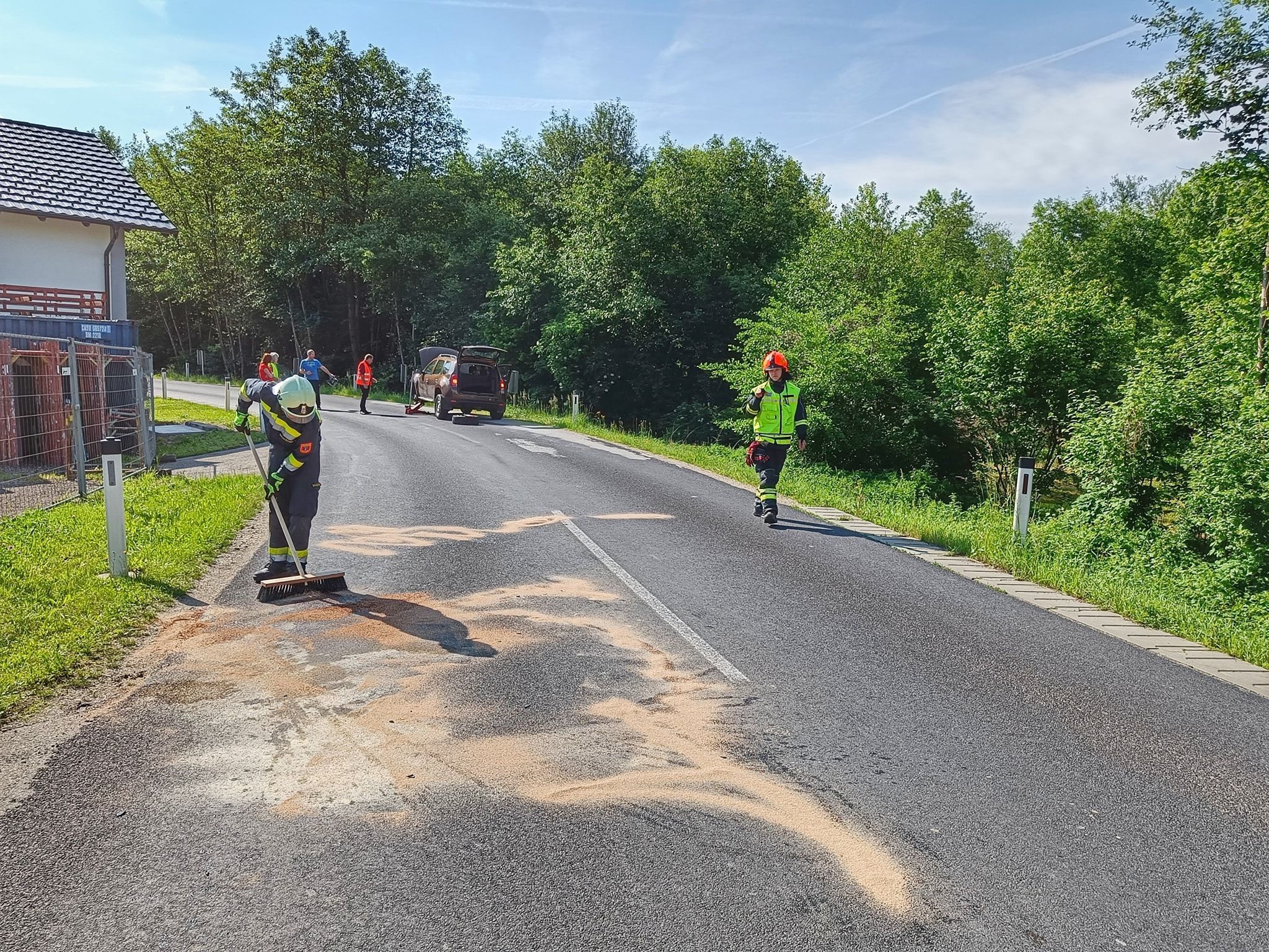 Die Feuerwehr reinigte die Straße.