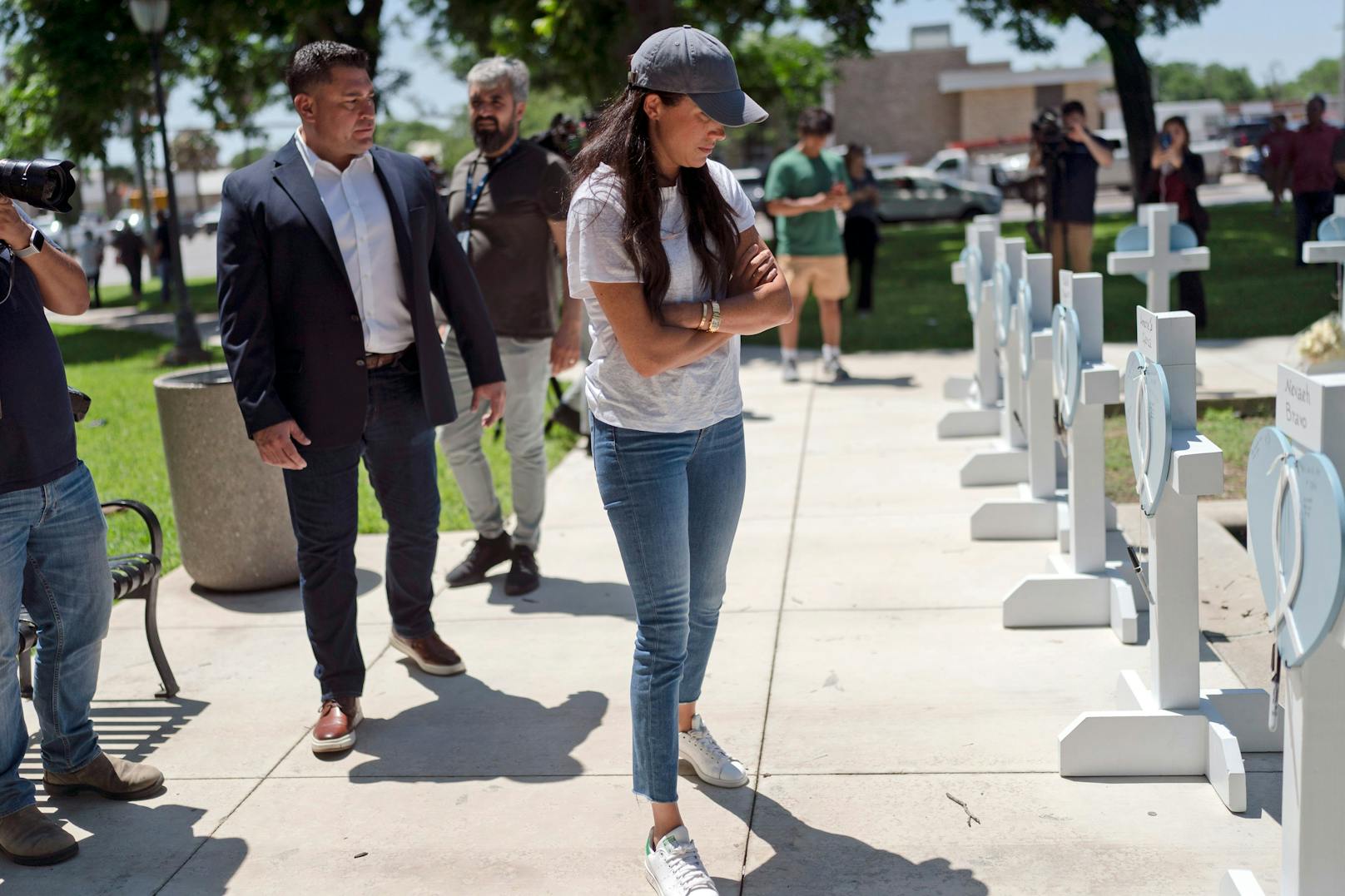 Meghan Markle ganz ungewohnt in Jeans, T-Shirt, Turnschuhen und Kappe.