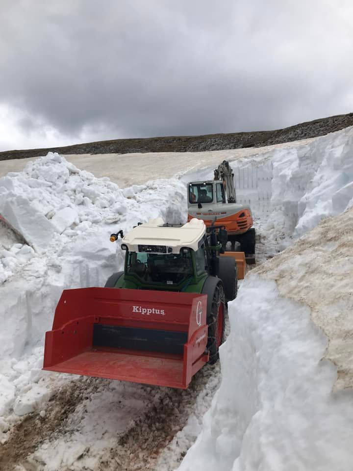 Die letzten Schneemassen auf der Straße zur Fischerhütte werden weggeräumt.